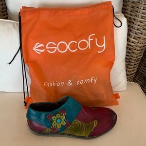 One pair of socofy zipper flats. Brand new never worn. Size 10.5